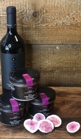 Kačacia terinka s figami na červenom víne.
