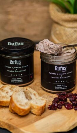 Jelenia paštéta s lesnými brusnicami 